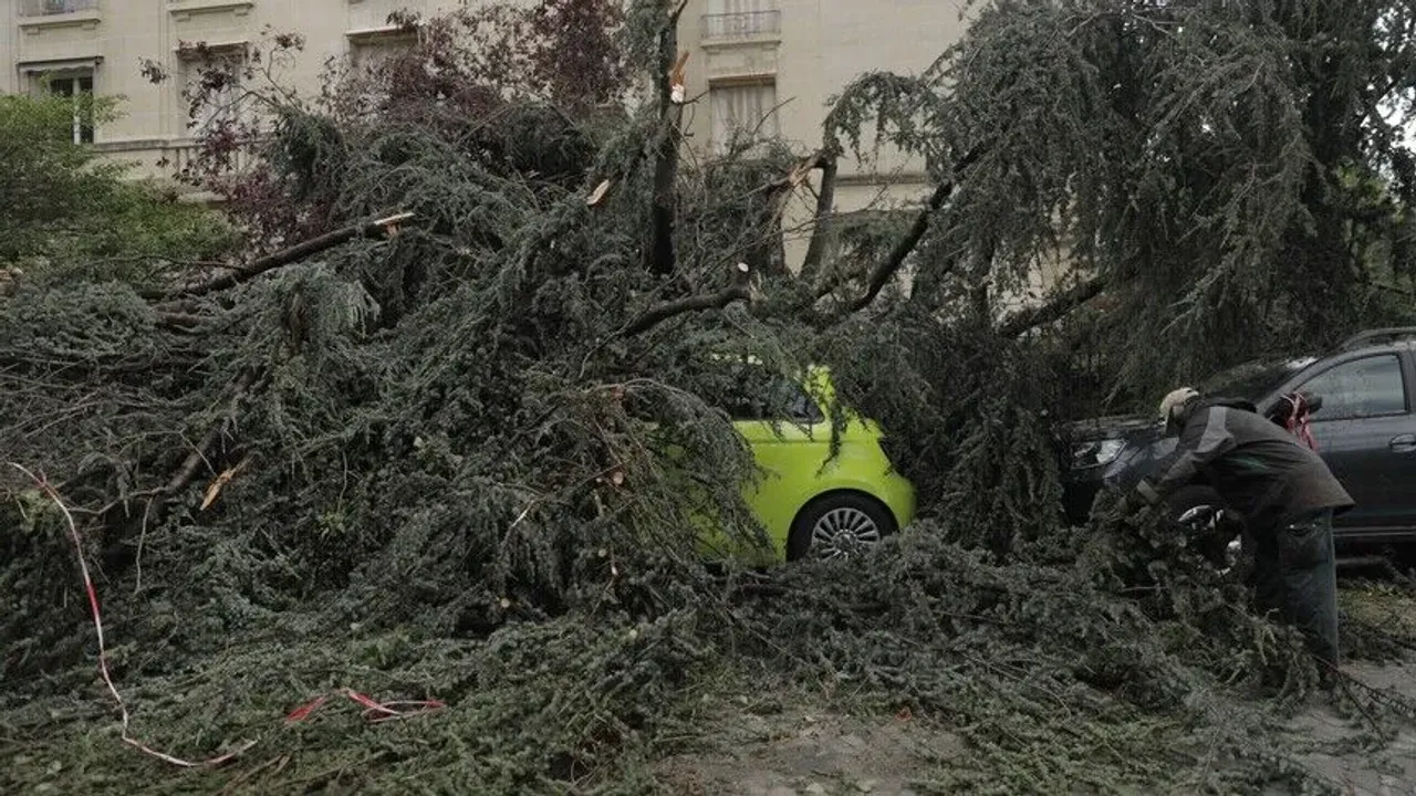 Şiddetli fırtına hayatı felç etti! 53 bin hane elektriksiz kaldı