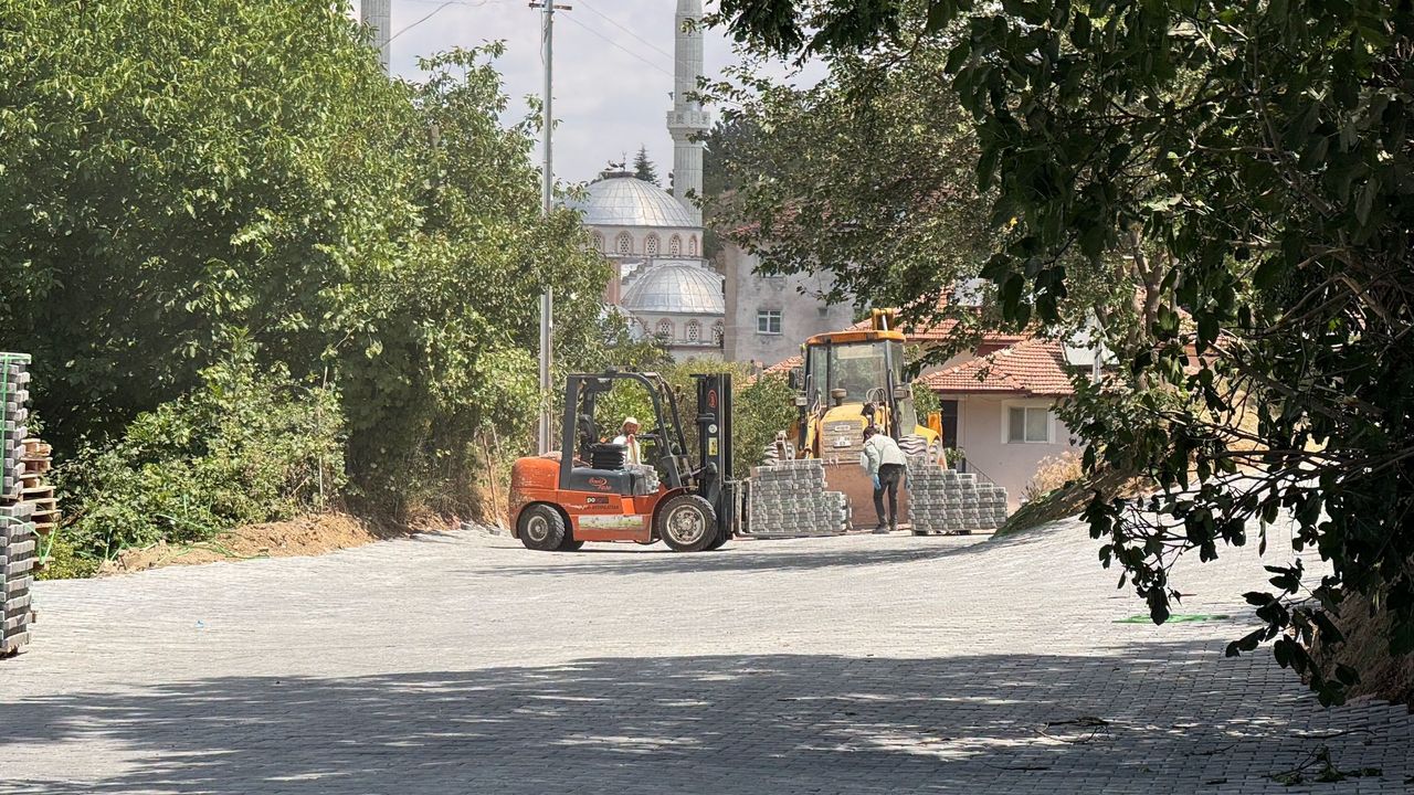 Aydıncık'ta parke çalışmaları sürüyor