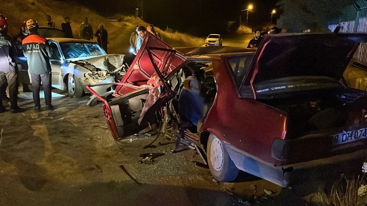İki otomobilin kafa kafaya çarpıştığı kazada 6 kişi yaralandı!
