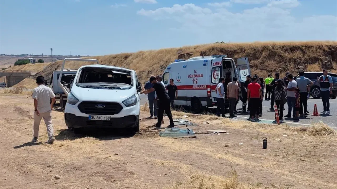 Öğrenci servisi ile otomobil çarpıştı: 19 kişi yaralandı
