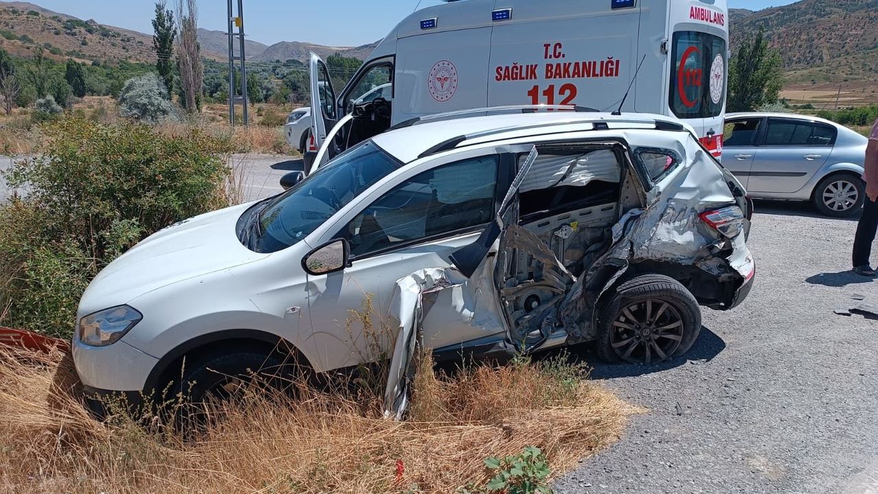 Tır ile SUV tipi aracın çarpıştığı kazada 2 kişi yaralandı