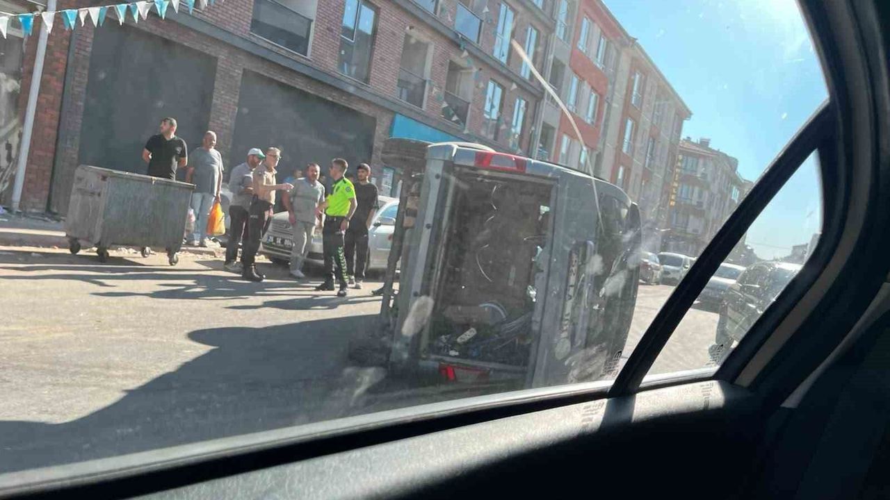 Kaza yapan hafif ticari araç yan yattı: 3 yaralı
