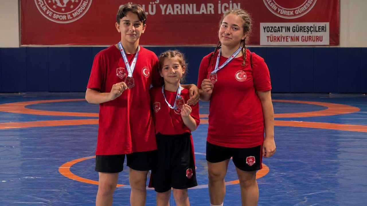 Yozgatlı güreşçiler madalyayla döndü