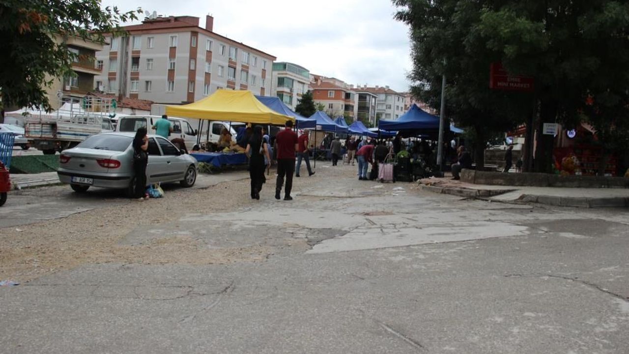 Aniden bastıran sağanak pazarcılara zor anlar yaşattı