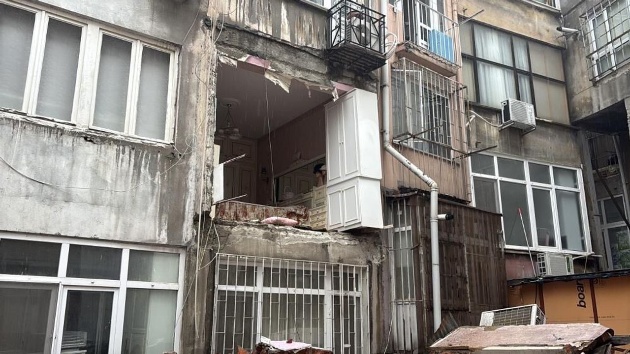 Deprem paniği yaşatan olay: Binanın duvarı çöktü