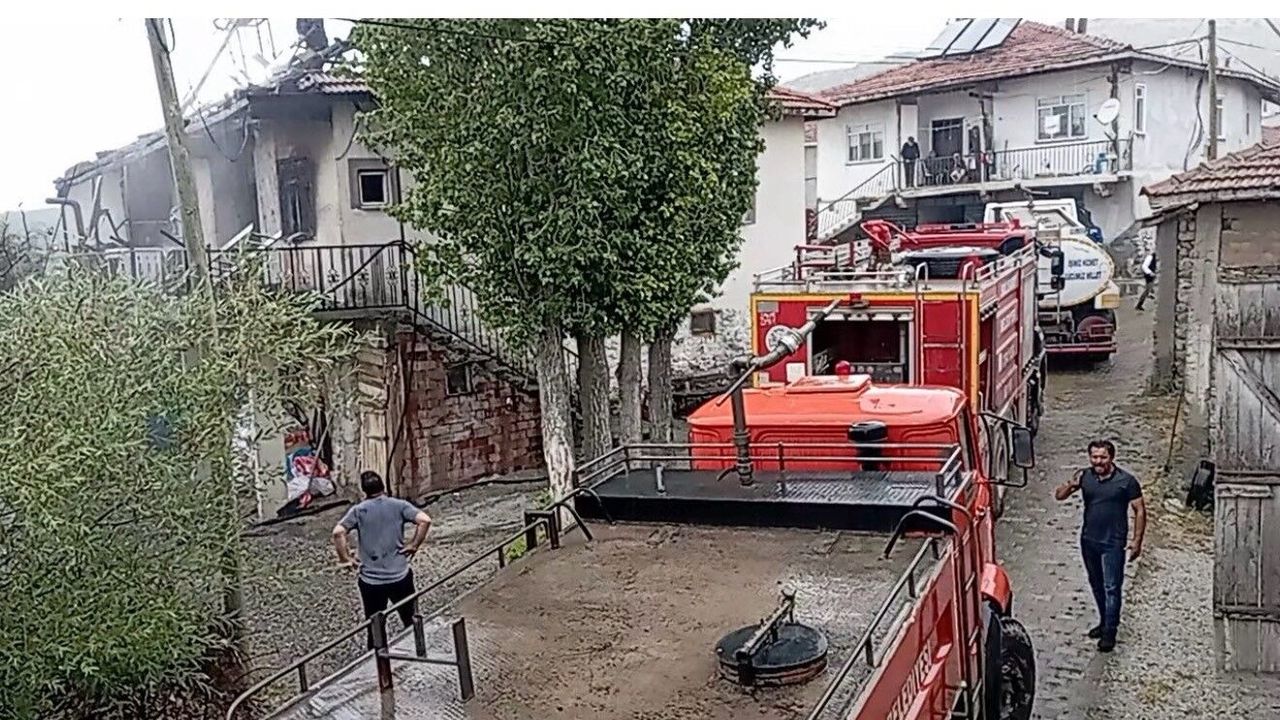 Çıkan yangında ev kullanılamaz hale geldi