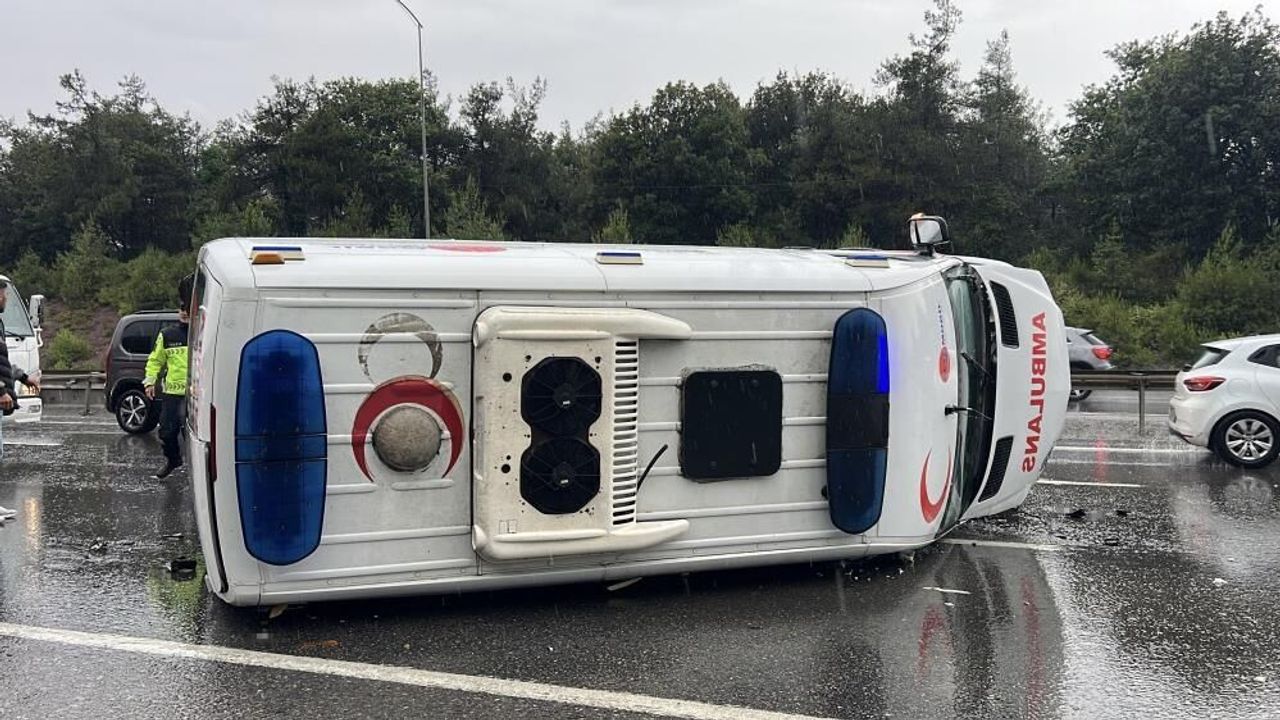 Facianın eşiğinden dönüldü: Ambulans devrildi, 1 yaralı