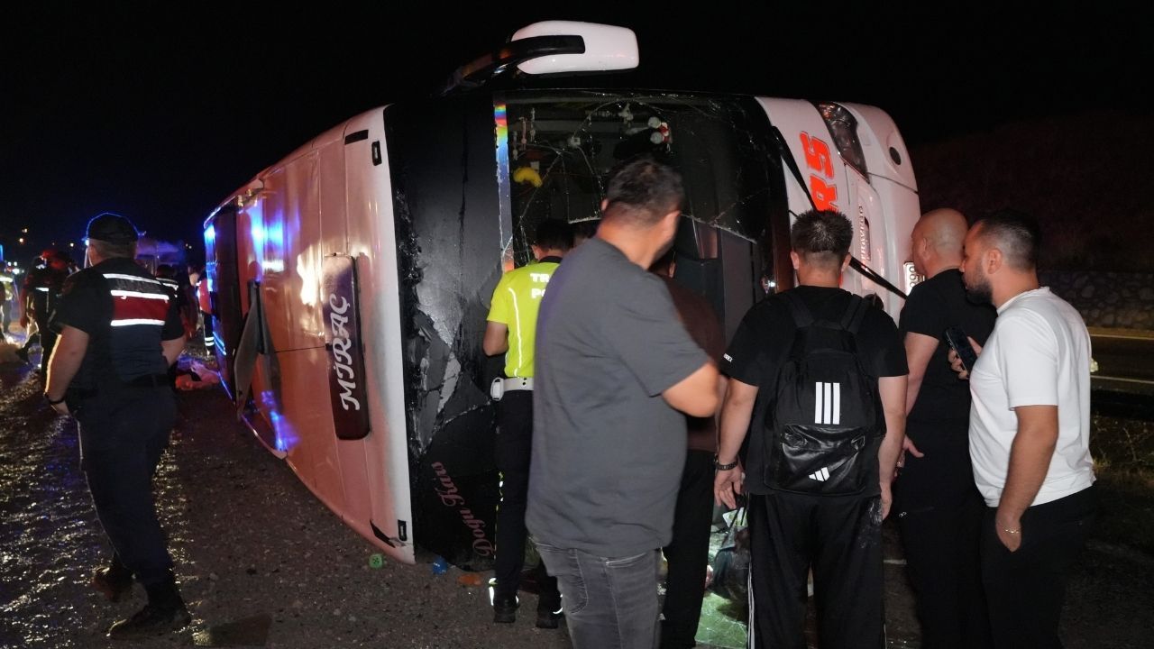 Yolcu otobüsü şarampole devrildi! Yaralılar var
