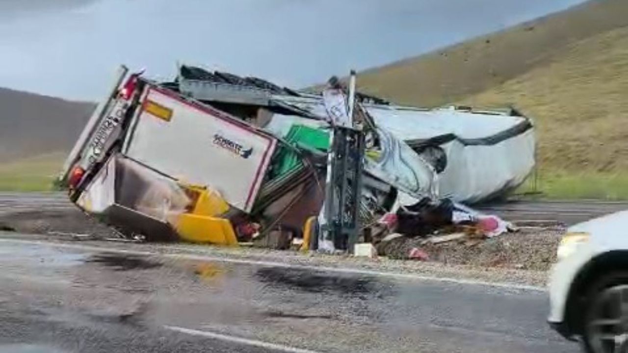 Yağış sonrası feci kaza: Tır devrildi, 1 ağır yaralı