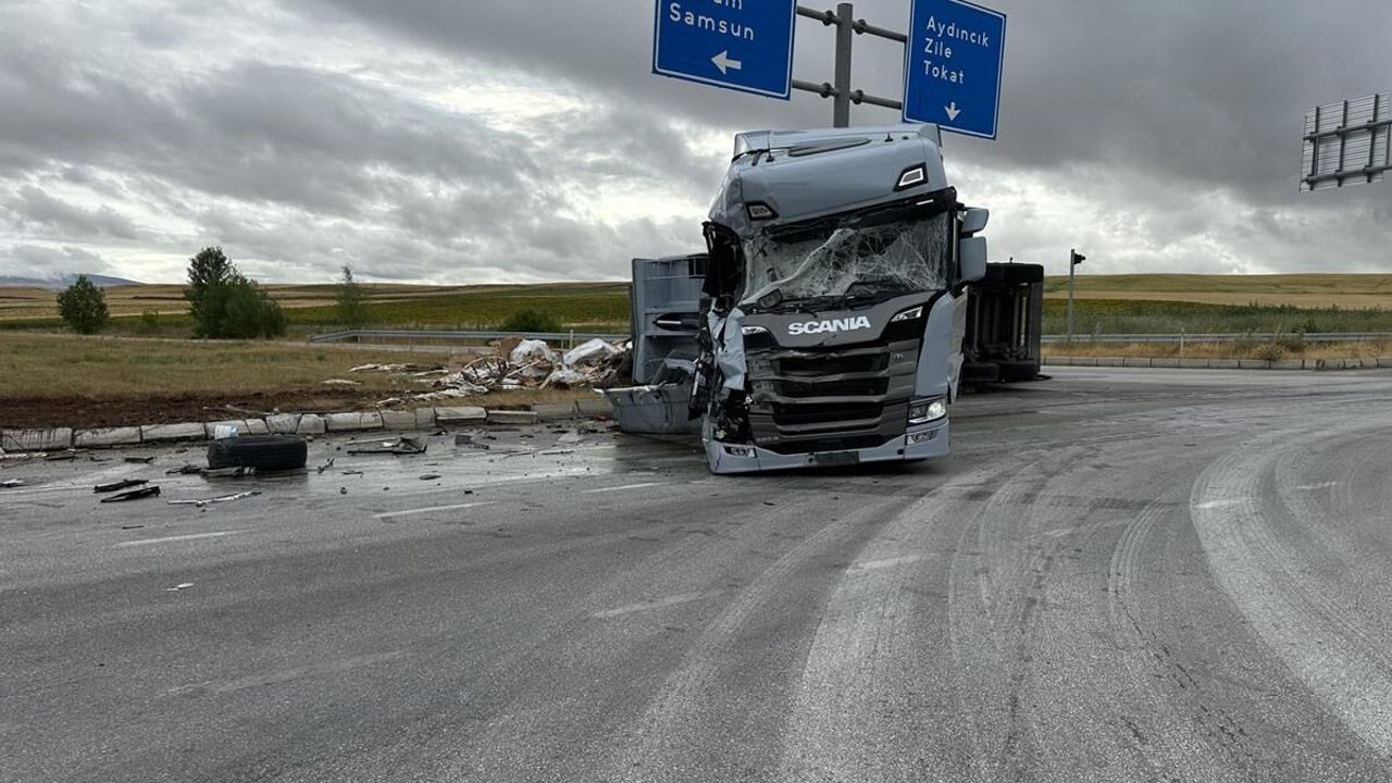 Yozgat yolunda tır ile tanker çarpıştı! 2 yaralı