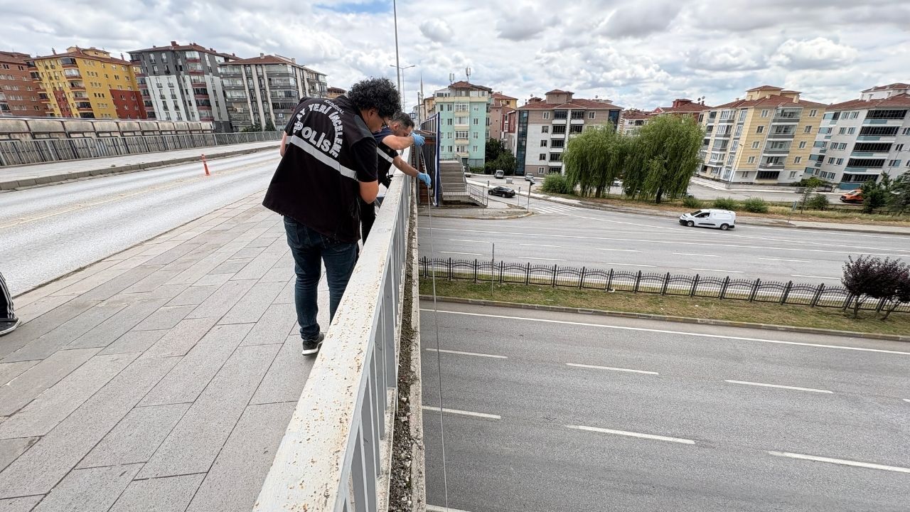 9 metrelik üst geçitten atlayan kadın yaralandı!