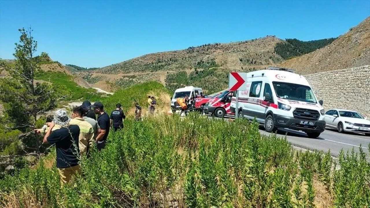 Feci kazada 5 can kaybı: Otomobil uçuruma yuvarlandı