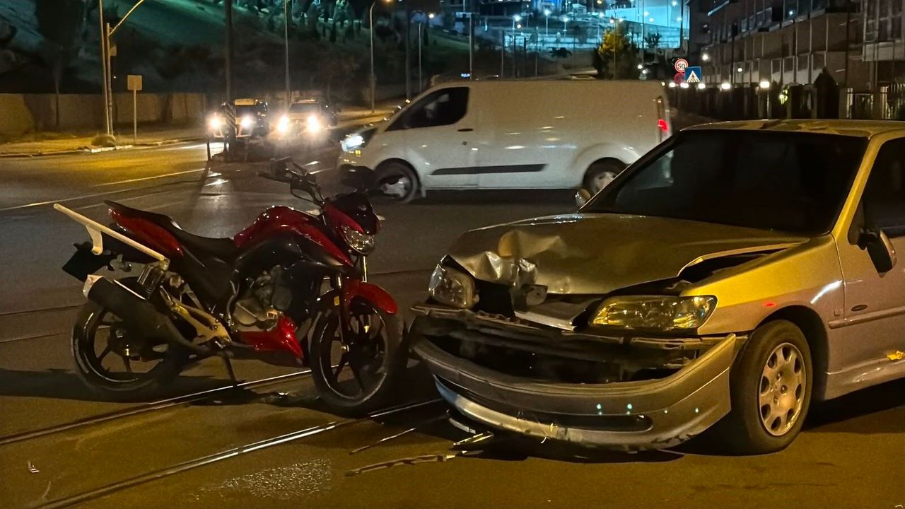 Otomobil ile motosiklet kavşakta çarpıştı: 2 yaralı