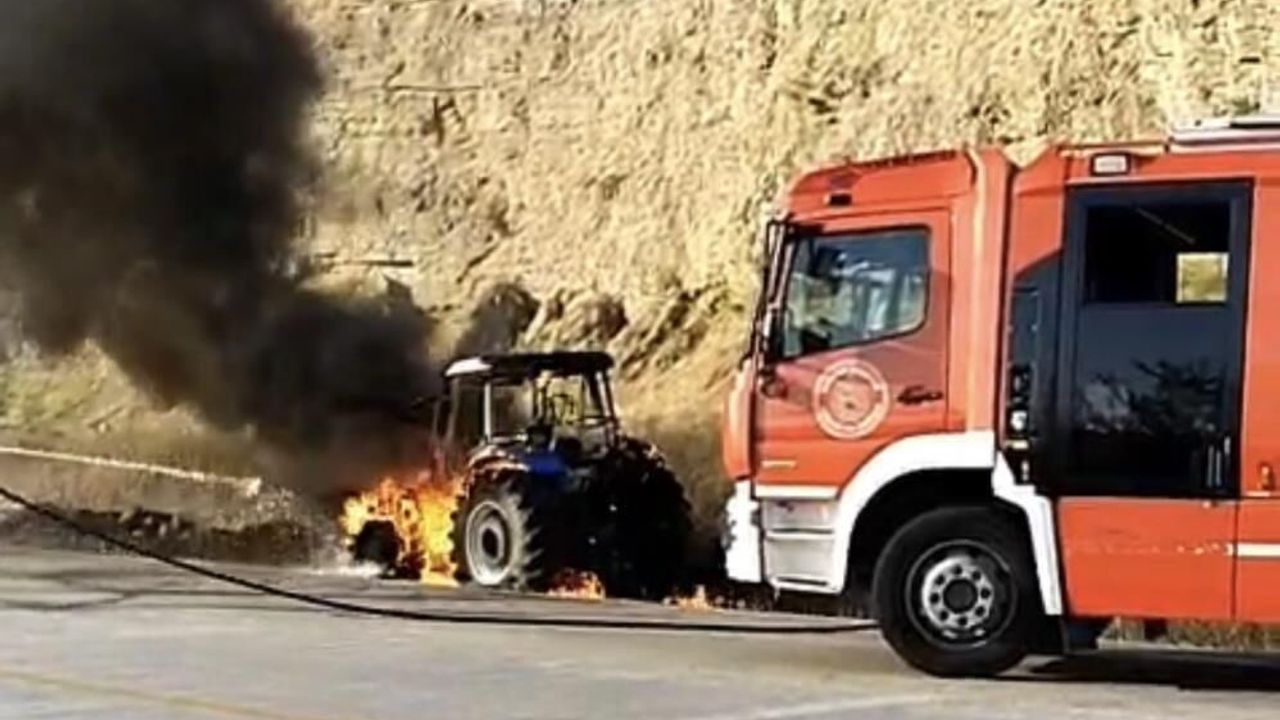 Çıkan yangında traktör alevlere teslim oldu