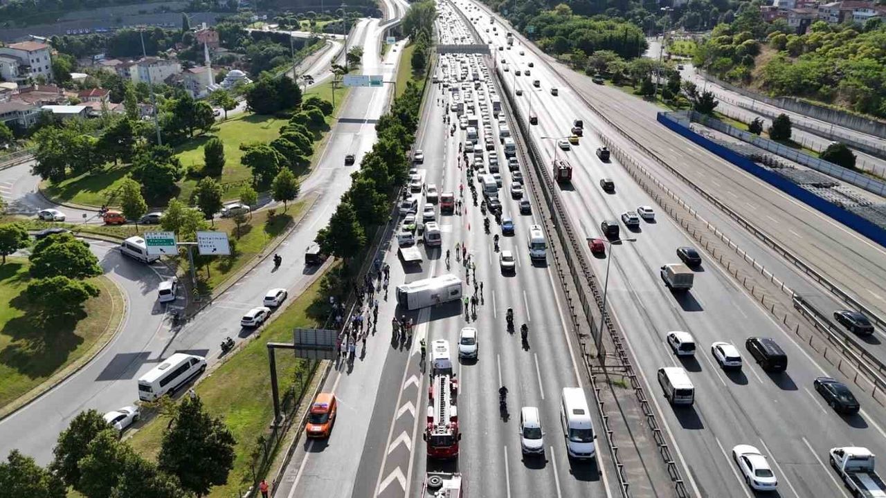FSM köprü çıkışında banka personelini taşıyan midibüs devrildi: 21 yaralı