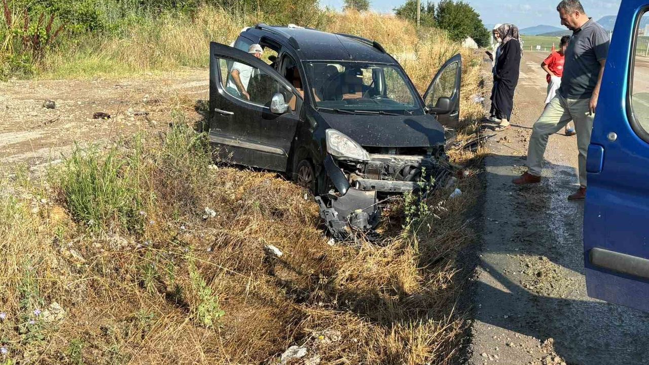 Hafif ticari araç takla attı: 2'si çocuk 5 yaralı