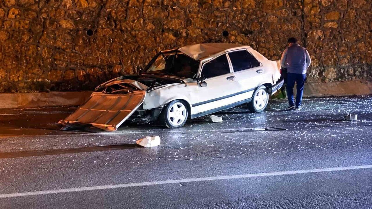 Kontrolden çıkan otomobil duvara çarptı: 2 kişi yaralandı