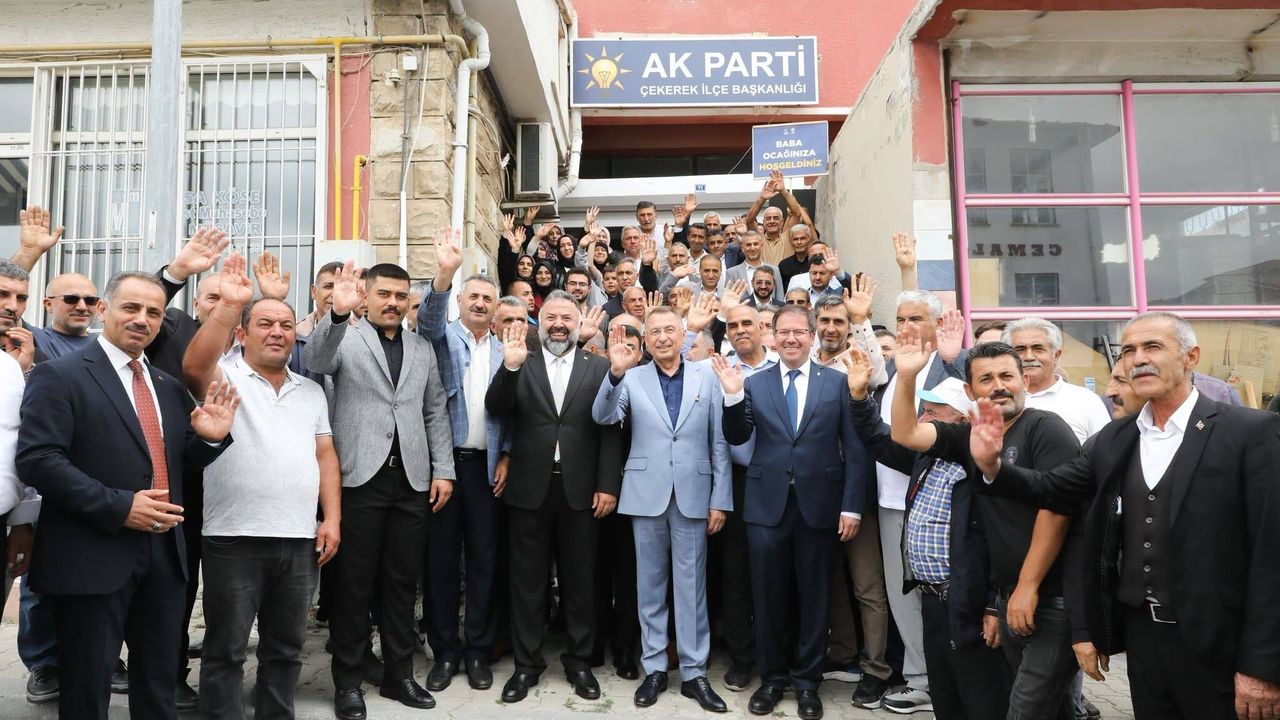 Fuat Oktay Çekerek'te AK Parti teşkilatı ve vatandaşlarla buluştu