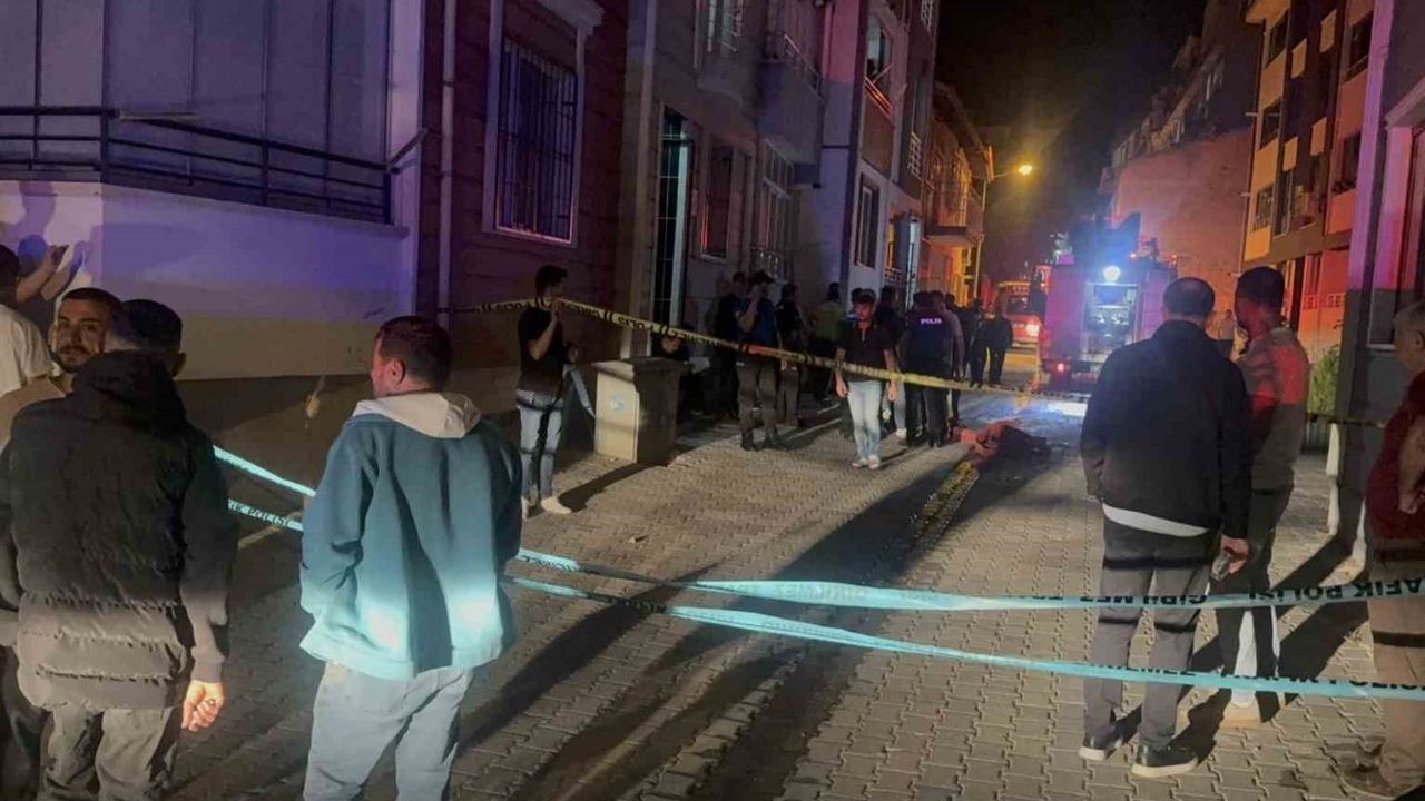 Alevler kısa sürede daireyi sardı: 4 kişi dumandan etkilendi