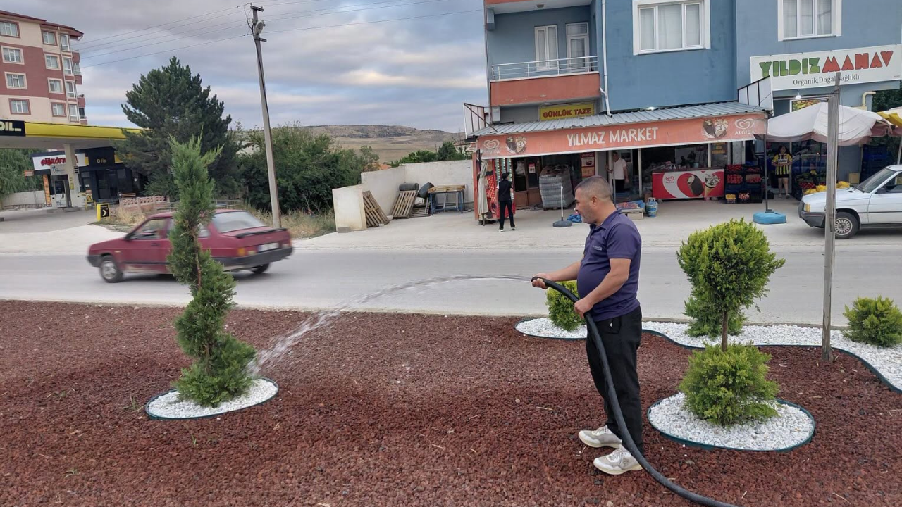 Yerköy'de yeşil alanlar sulanıyor