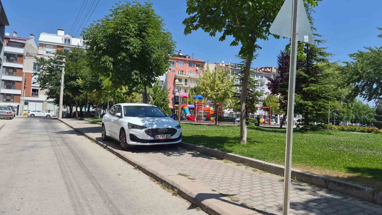 Kaldırıma park eden sürücü yayaları hiçe saydı