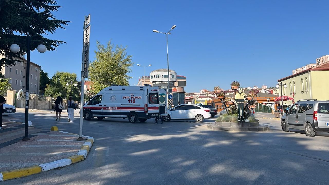 Terminal önünde kaza: Motosiklet otomobile çarptı, 1 yaralı
