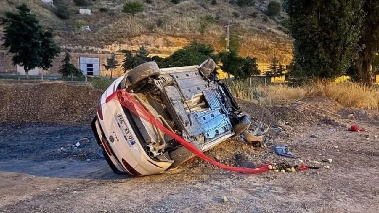 Mutluluk yolculuğu korkuya dönüştü: Gelin aracı takla attı
