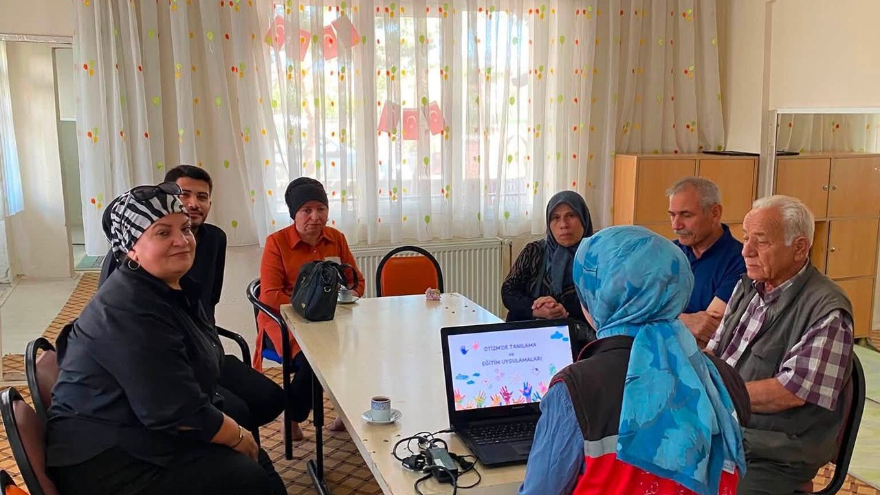 Yozgat’ta öğretmen ve velilere otizm farkındalık eğitimi
