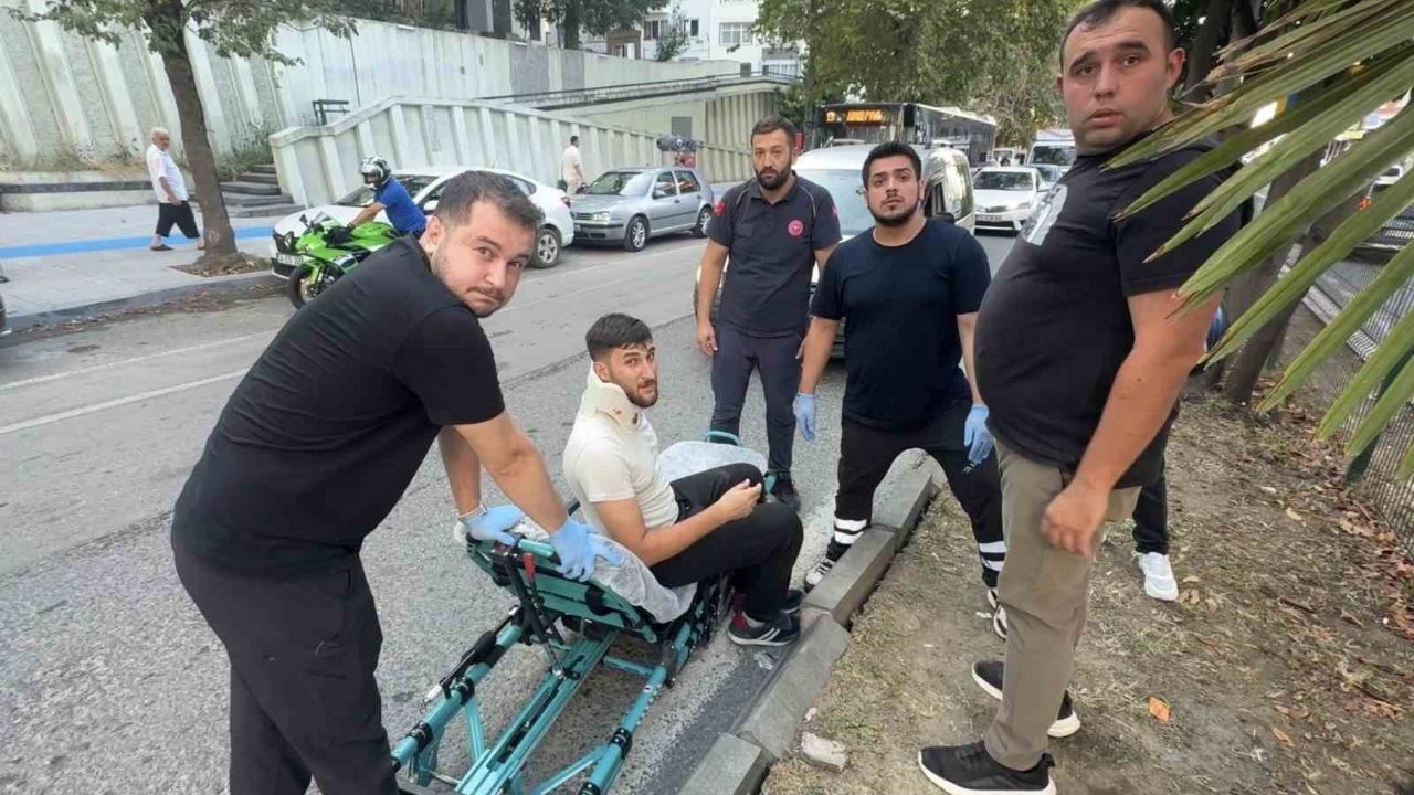 Hafif ticari araç ile motosiklet çarpıştı: 1 kişi yaralandı