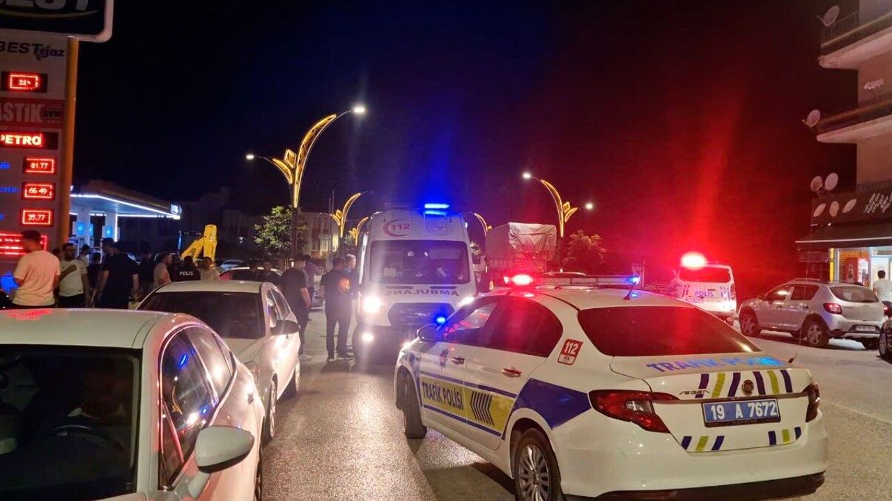 Otomobil ile motosiklet çarpıştı: 1'i ağır 2 yaralı