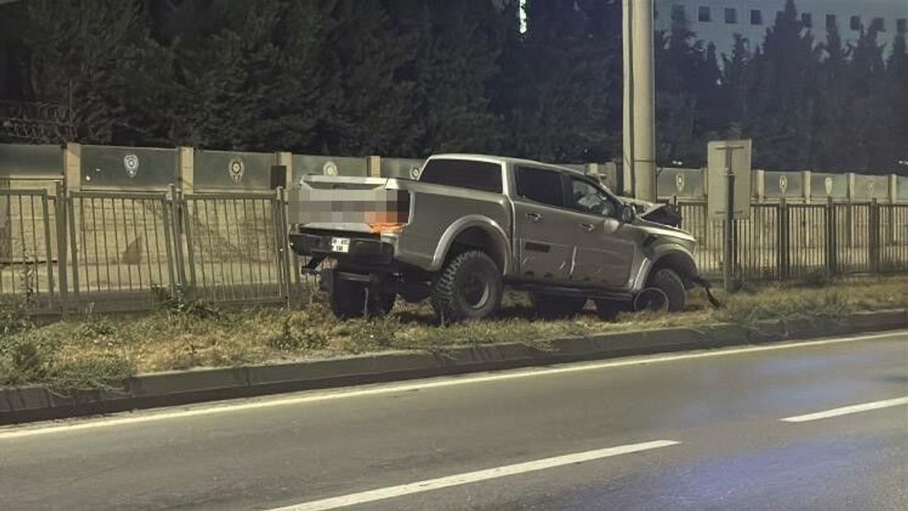 Ön tekerleği arızalandığı iddia edilen arazi aracı PTS direğine çarptı: 1 yaralı