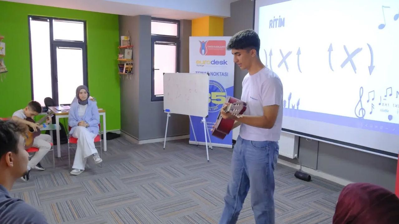 Sorgun’da gençler gitar çalmayı öğreniyor