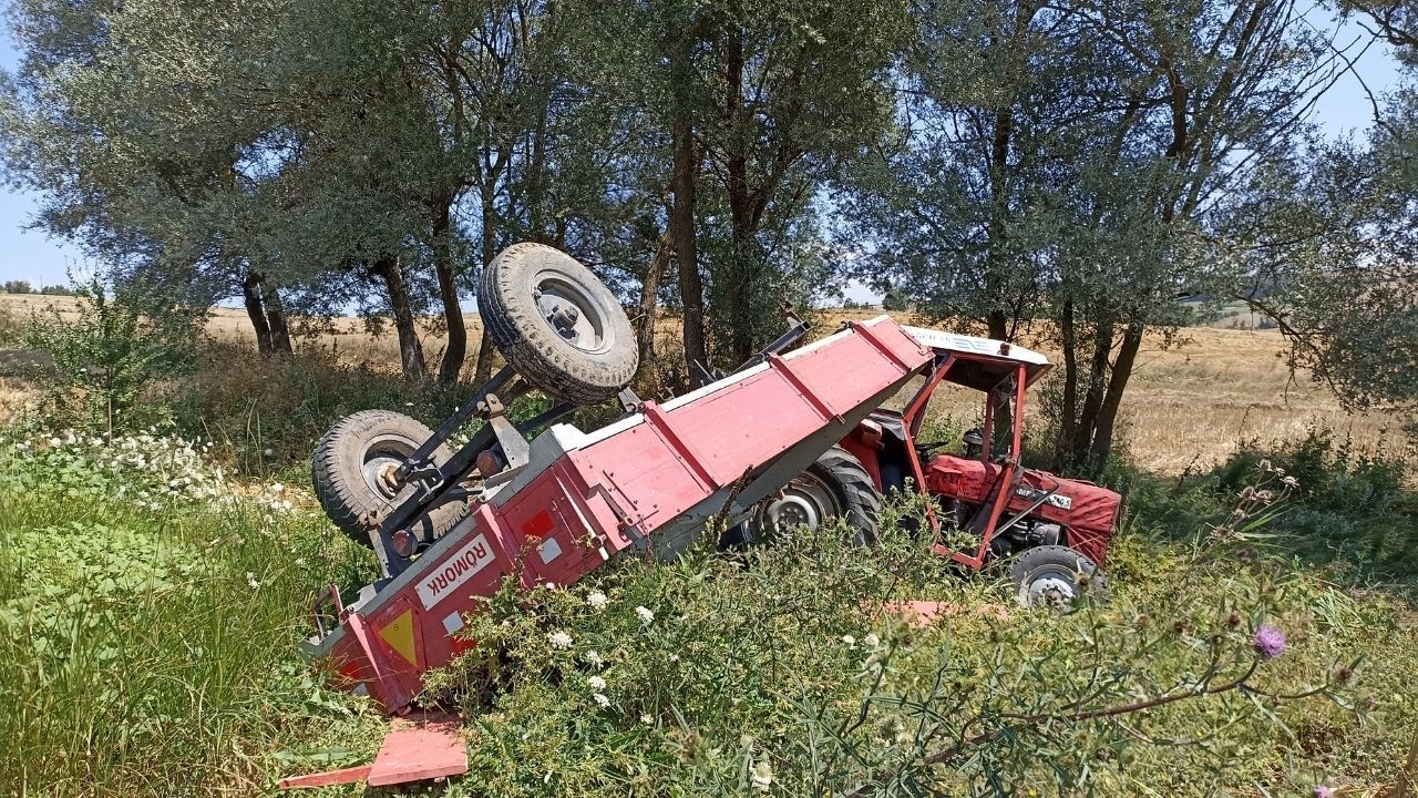 Buğday yüklü traktör devrildi: Sürücü yaralandı