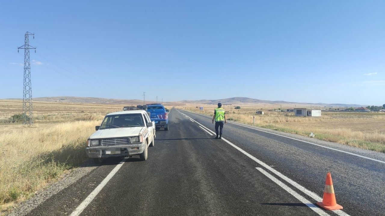 Yozgat’ta yolda kalan iki sürücüye jandarma yetişti