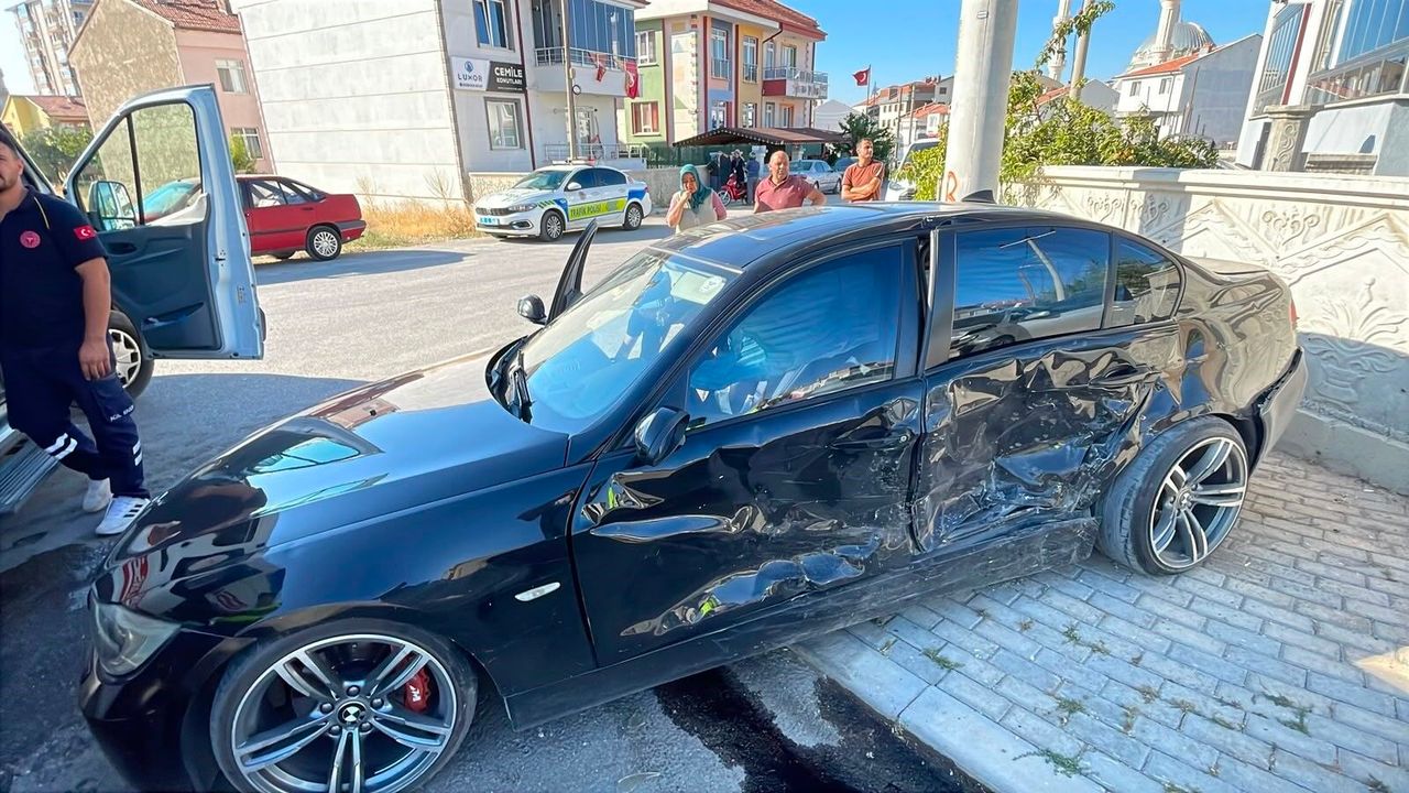 İki otomobil kavşakta çarpıştı! 5 kişi yaralandı