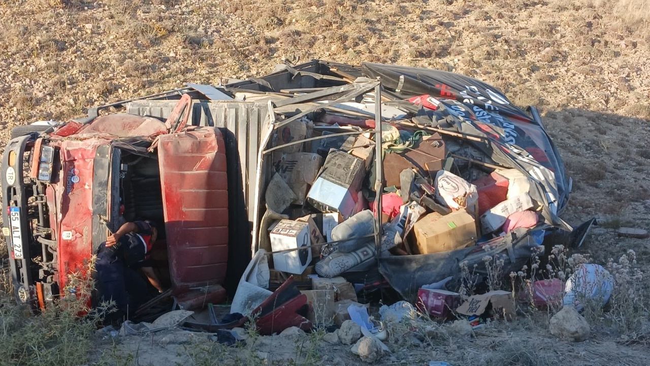 Kontrolden çıkan nakliye kamyonu devrildi: 2 yaralı