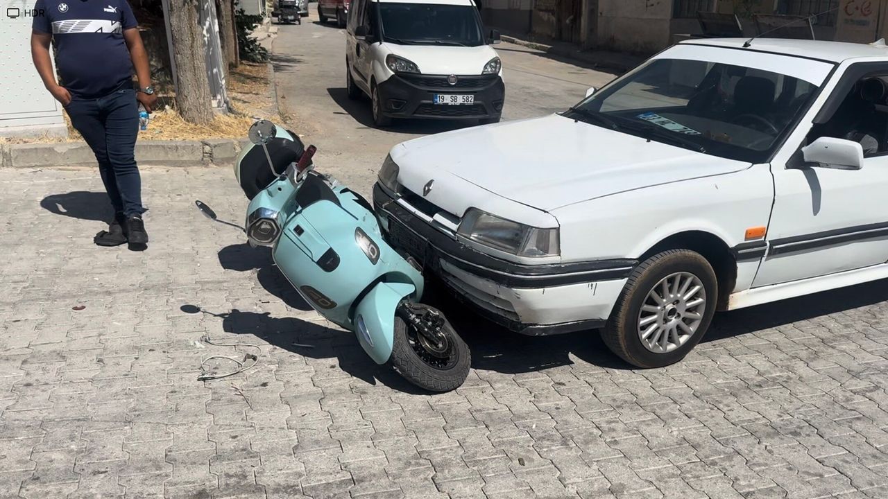 Sokak arasında kaza! Motosiklet otomobille çarpıştı