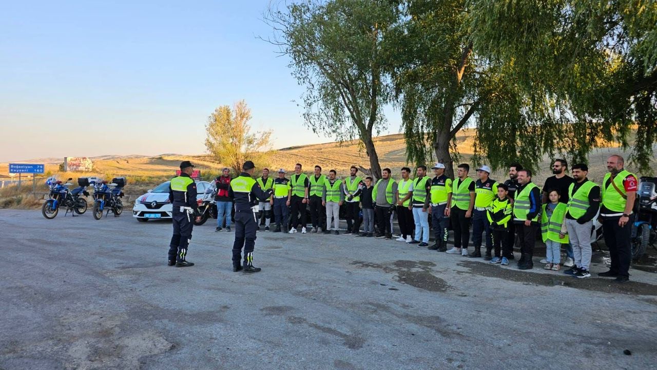 Yozgat’ta motosiklet sürücülerine reflektif yelek dağıtıldı