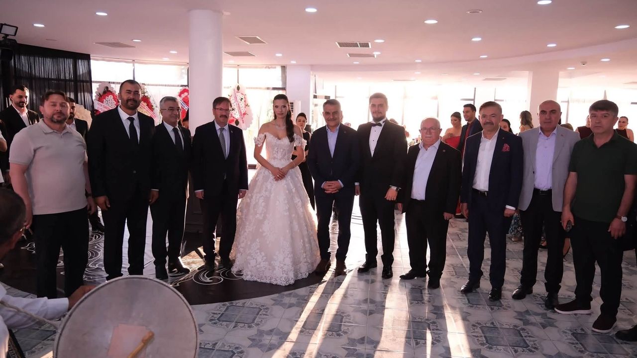 AK Parti teşkilatı düğün töreninde Atalay ve Çelik ailelerinin mutluluğuna ortak oldu