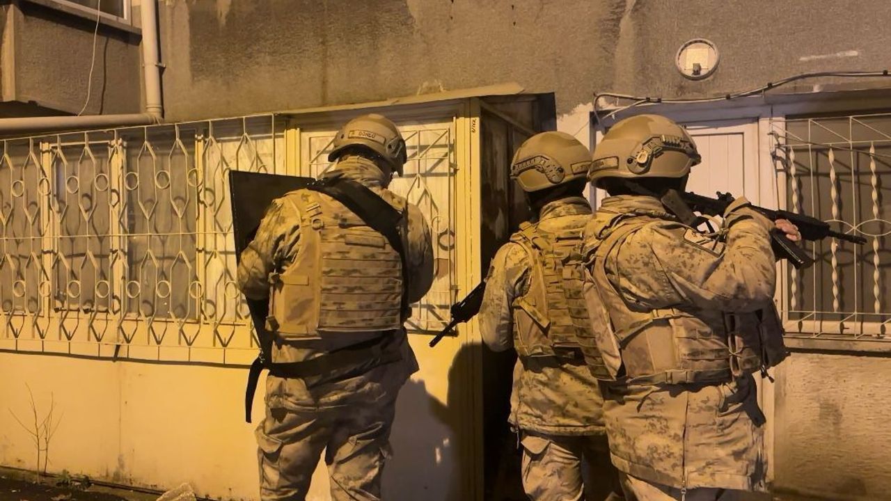 Bir evden çıkanlar şaşırttı! 78 bıçak, 5 tüfek ve çok sayıda mühimmat
