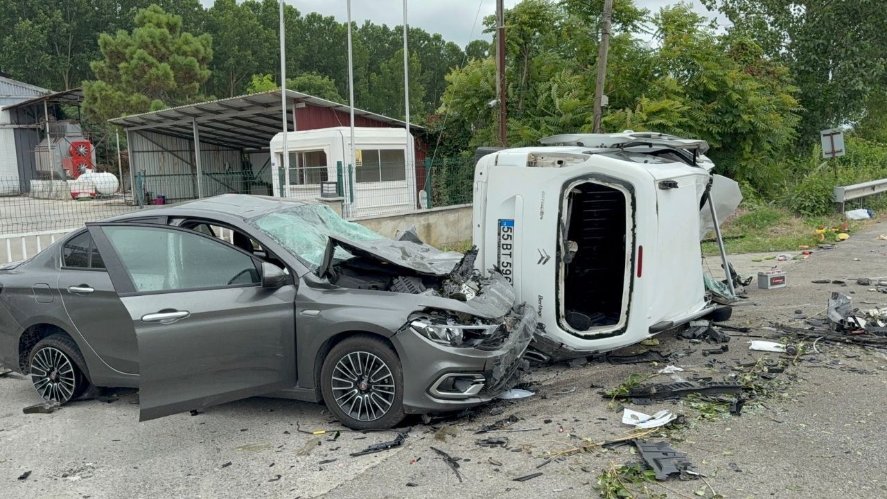 Korkutan kaza! Panelvan havalanıp otomobilin üzerine düştü
