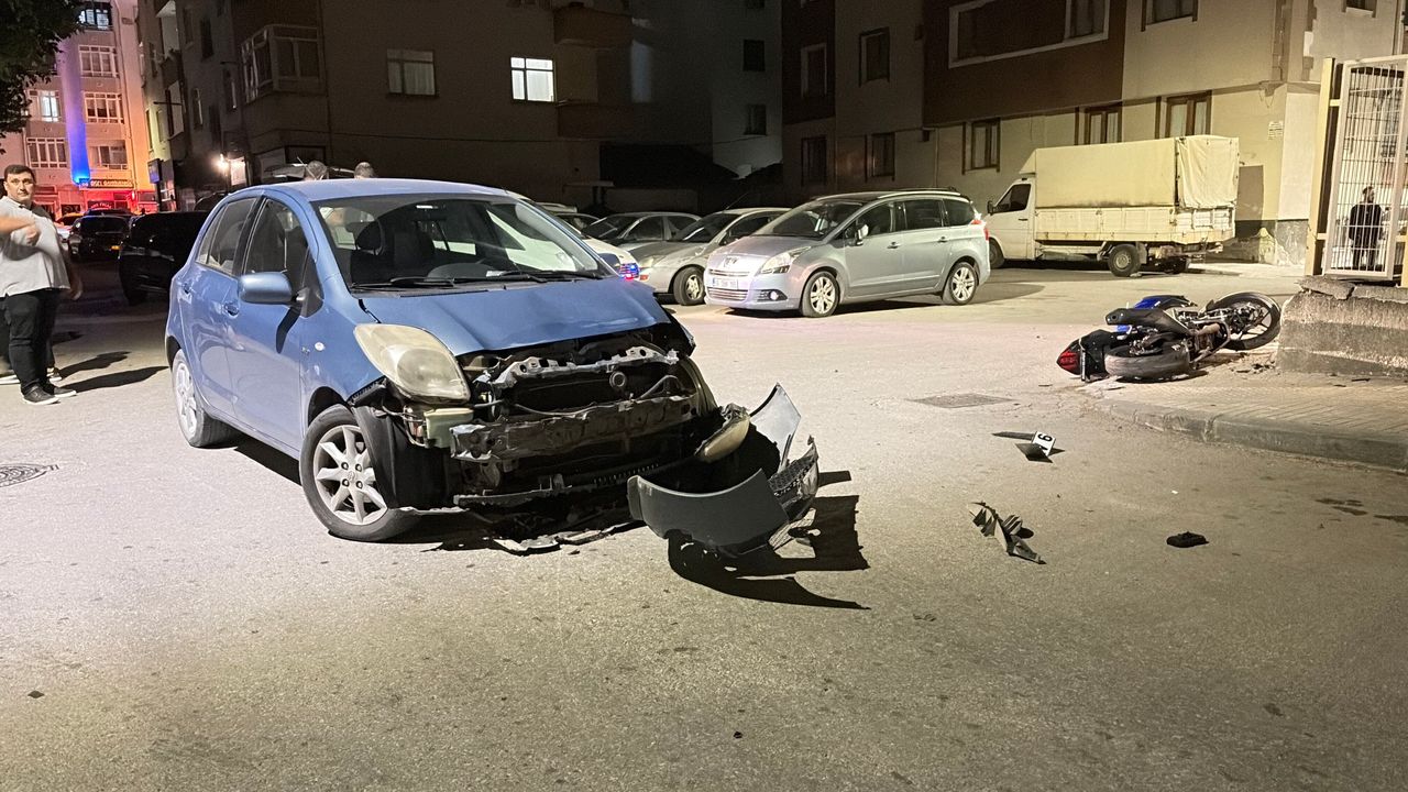 Motosiklet otomobile çarptı! 19 yaşındaki sürücü yola savruldu