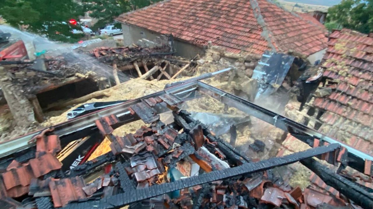 Yozgat’ta ahır ve samanlık yangını: 15 ton saman kül oldu