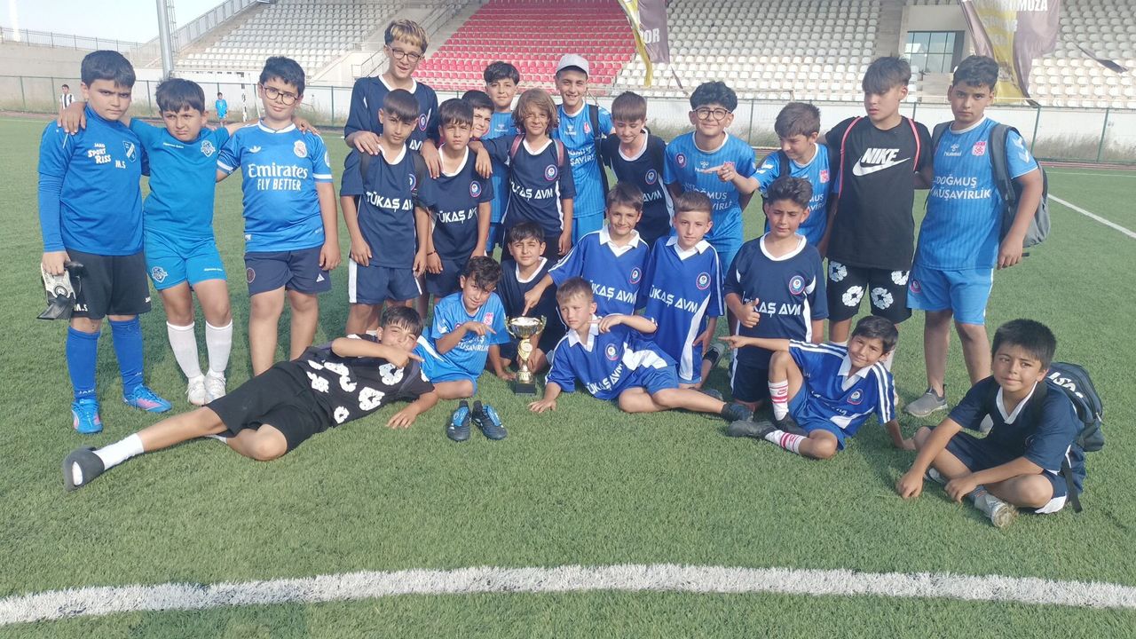 Yozgatlı minik futbolculardan turnuvada üçüncülük