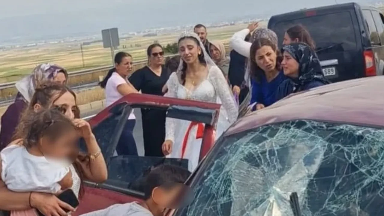 Düğün konvoyunda feci kaza: 2 kişi hayatını kaybetti, 4 yaralı