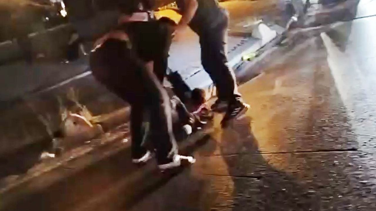 2 kişinin saldırısına uğrayan genç dakikalarca yol ortasında darp edildi