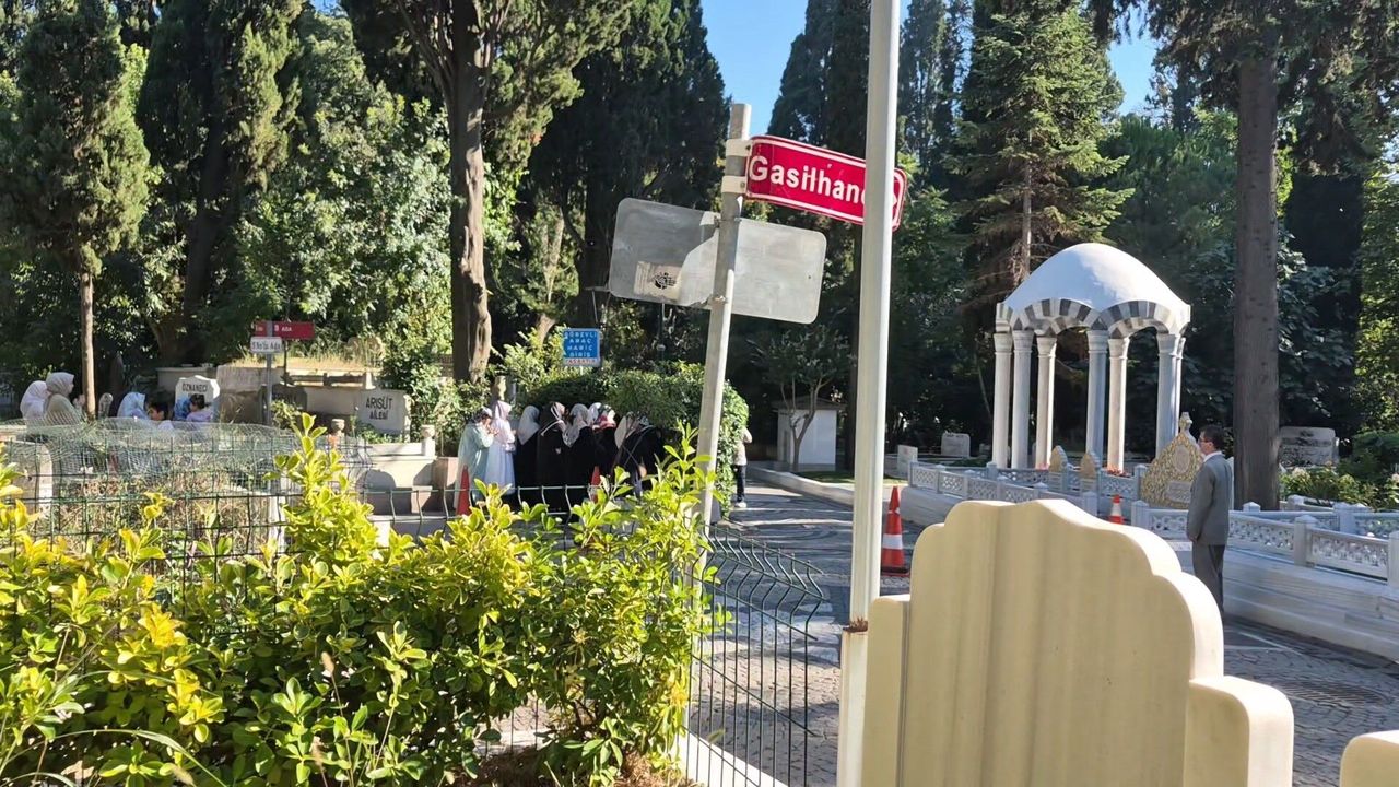 Arif Ahmet Denizolgun'un mezarı açılmadan önce cemaat mensupları kabre akın etti