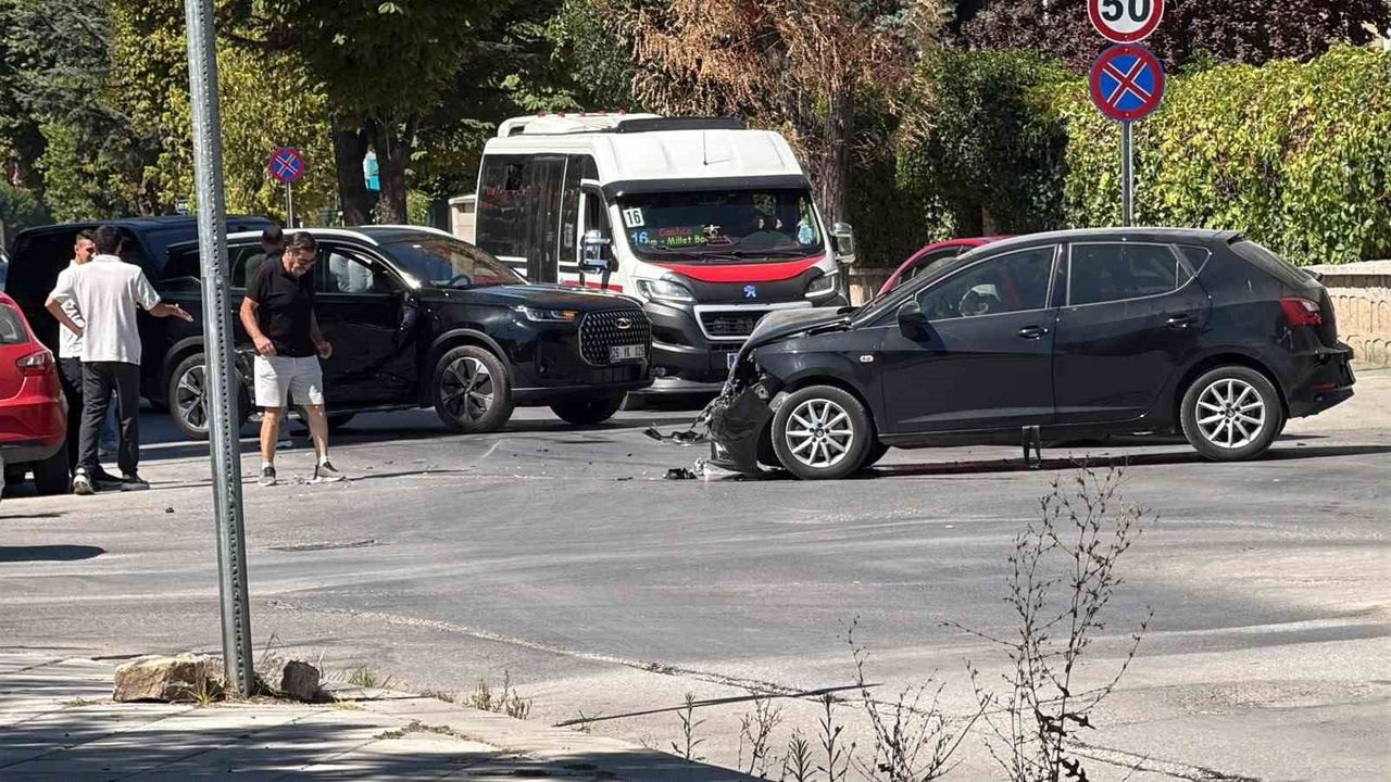 Meydana gelen kazada iki araç kullanılamaz hale geldi