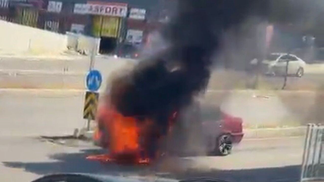Seyir halindeki otomobilin motor kısmında yangın çıktı