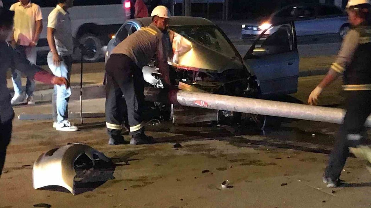 Kontrolden çıkan otomobil aydınlatma direğini devirdi: 1 yaralı